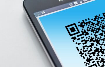 Free High-resolution close-up of a smartphone displaying a QR code on its screen. Stock Photo