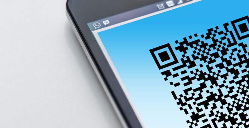 Free High-resolution close-up of a smartphone displaying a QR code on its screen. Stock Photo
